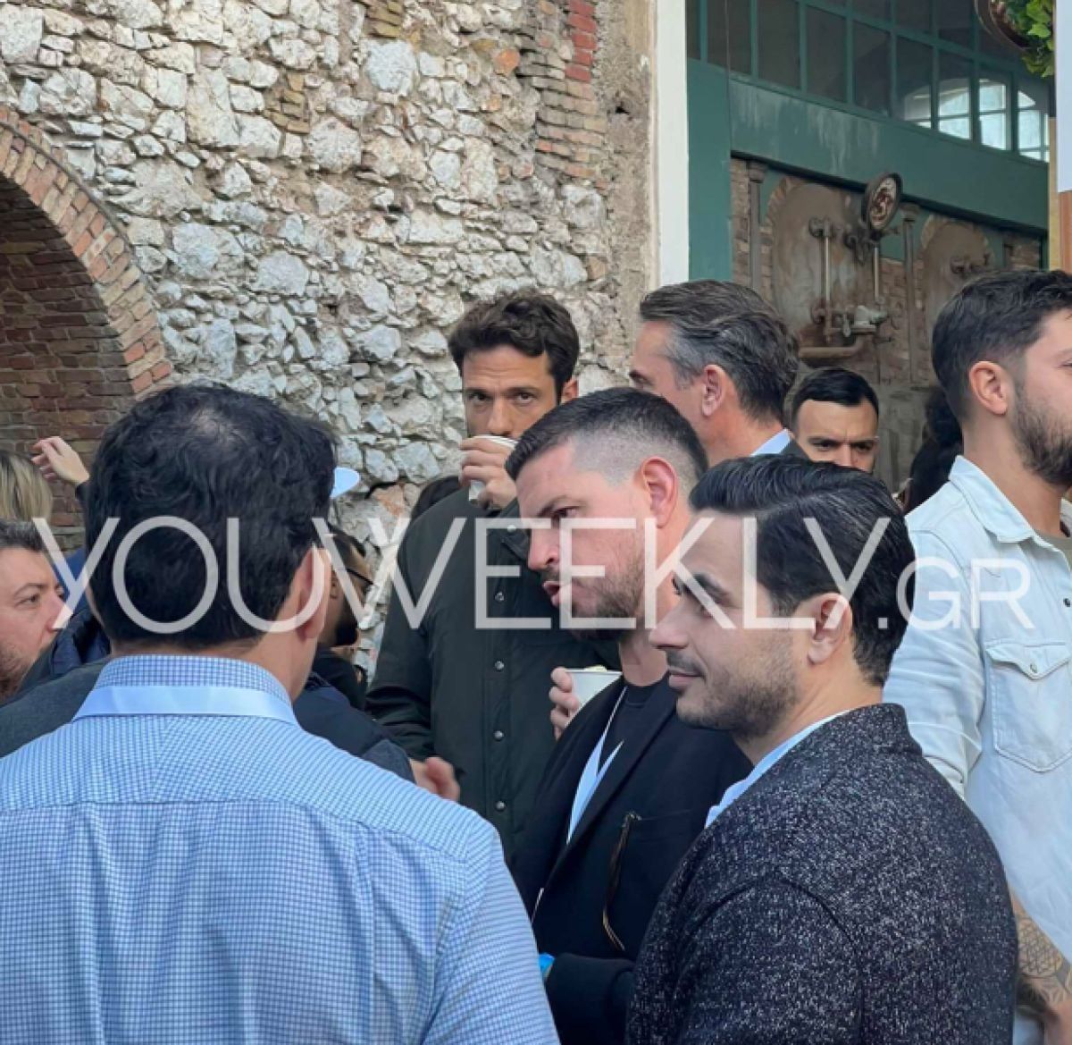 Ο Κωνσταντίνος Αργυρός σε μπαρ