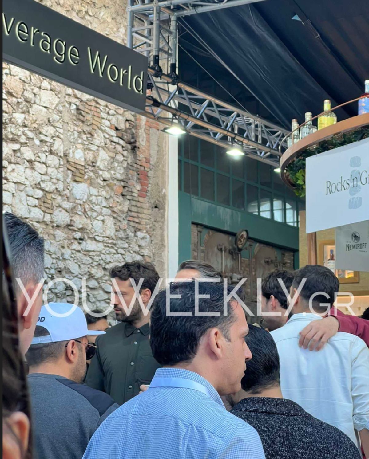 Ο Κωνσταντίνος Αργυρός σε μπαρ