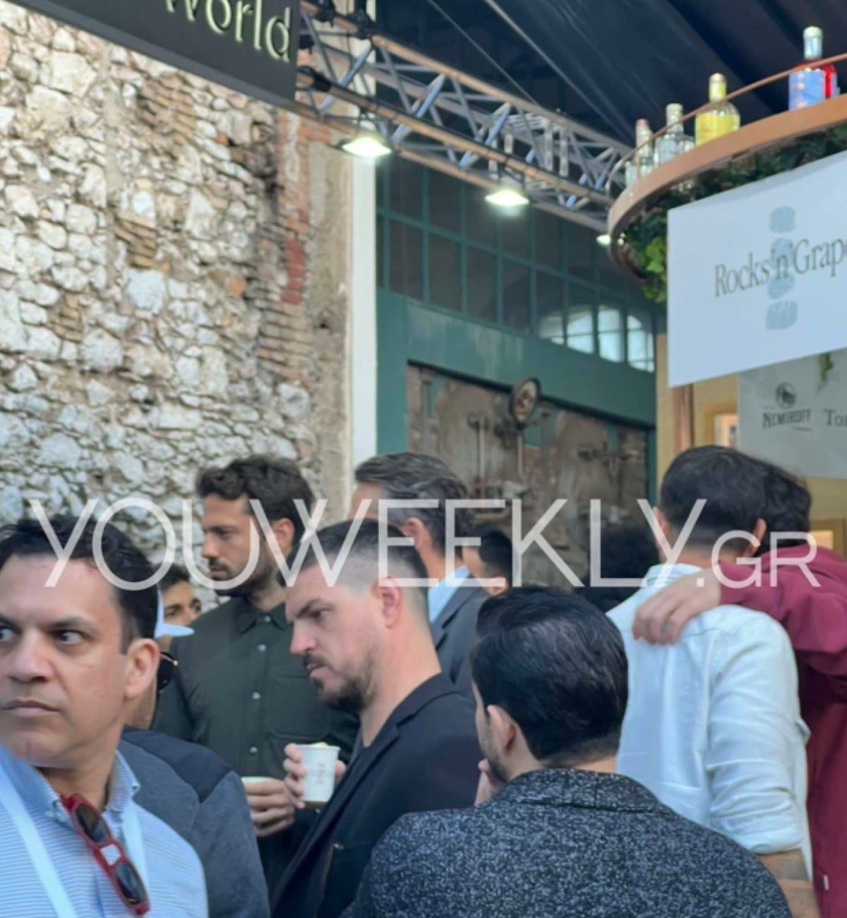 Ο Κωνσταντίνος Αργυρός σε μπαρ