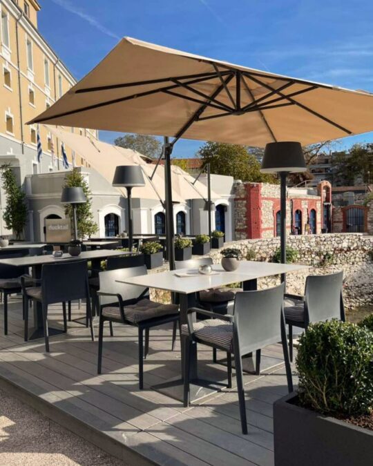 Η όμορφη αυλή του Hydrama Hotel