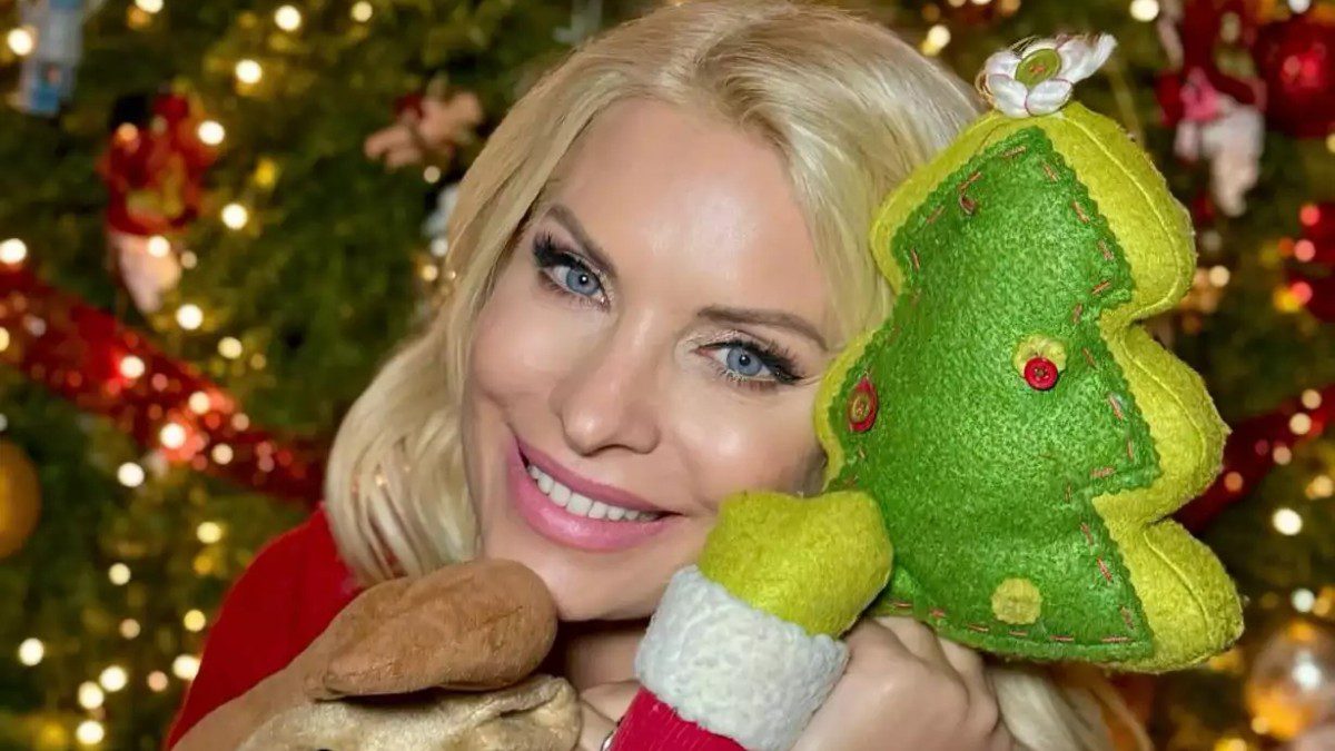 Ελένη Μενεγάκη - «Αγάπη, χαρά, ηρεμία, μα πάνω απ' όλα υγεία»: Ποζάρει μπροστά στο χριστουγεννιάτικο δέντρο