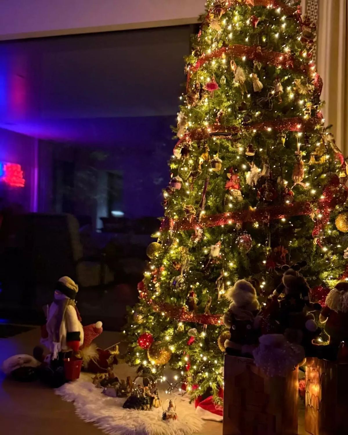 Ελένη Μενεγάκη - «Αγάπη, χαρά, ηρεμία, μα πάνω απ' όλα υγεία»: Ποζάρει μπροστά στο χριστουγεννιάτικο δέντρο