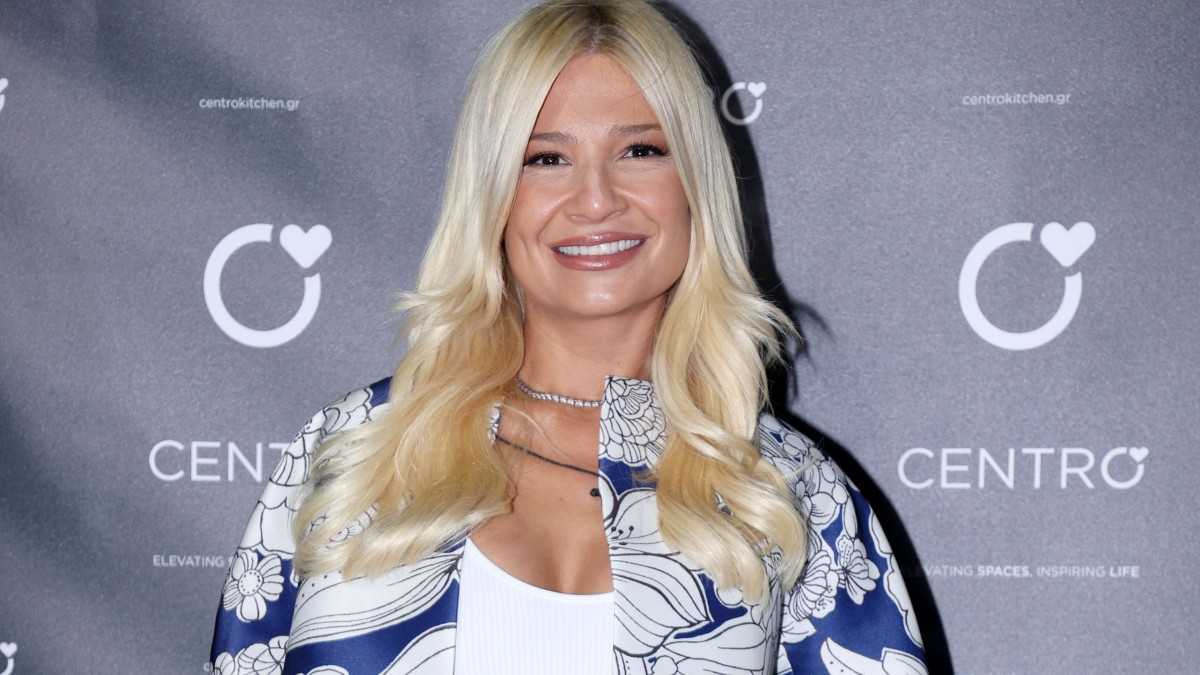 Φαίη Σκορδά: Ποζάρει με ρόμπα και τραβάει όλα τα βλέμματα