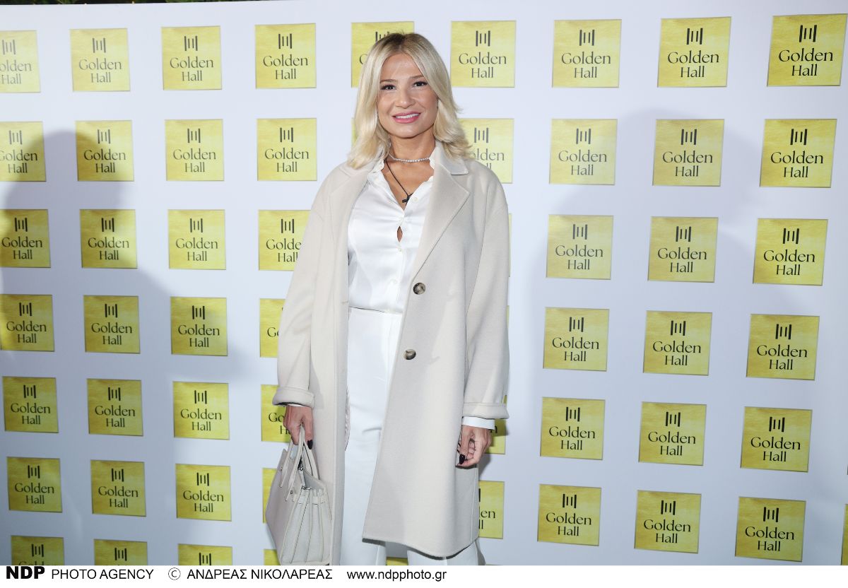 Η Φαίη Σκορδά στο άναμμα του δέντρου