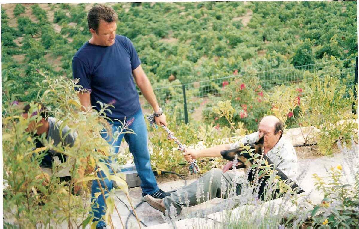 Μανουσάκης και Τσαρούχας στα γυρίσματα της σειράς «Η αγάπη ήρθε από μακριά»