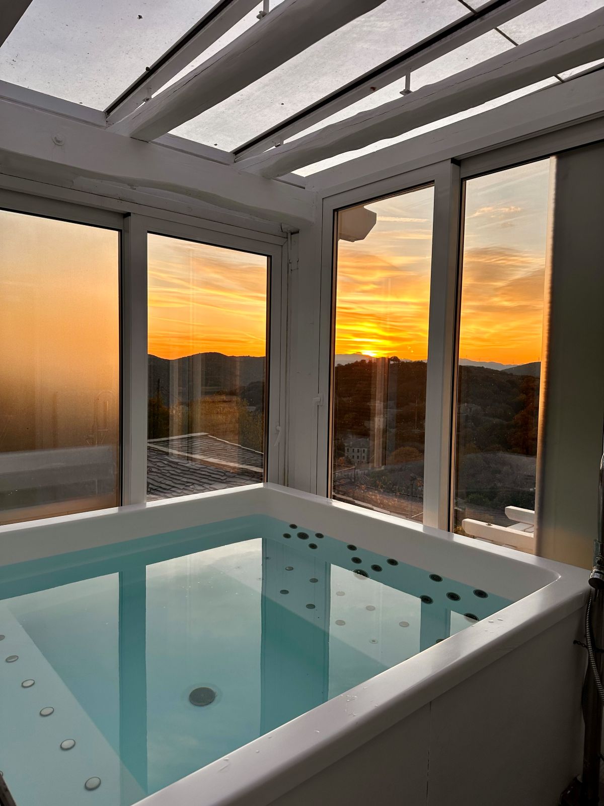 Τζακούζι στο Pirrion Wellness Boutique Hotel στα Ζαγοροχώρια