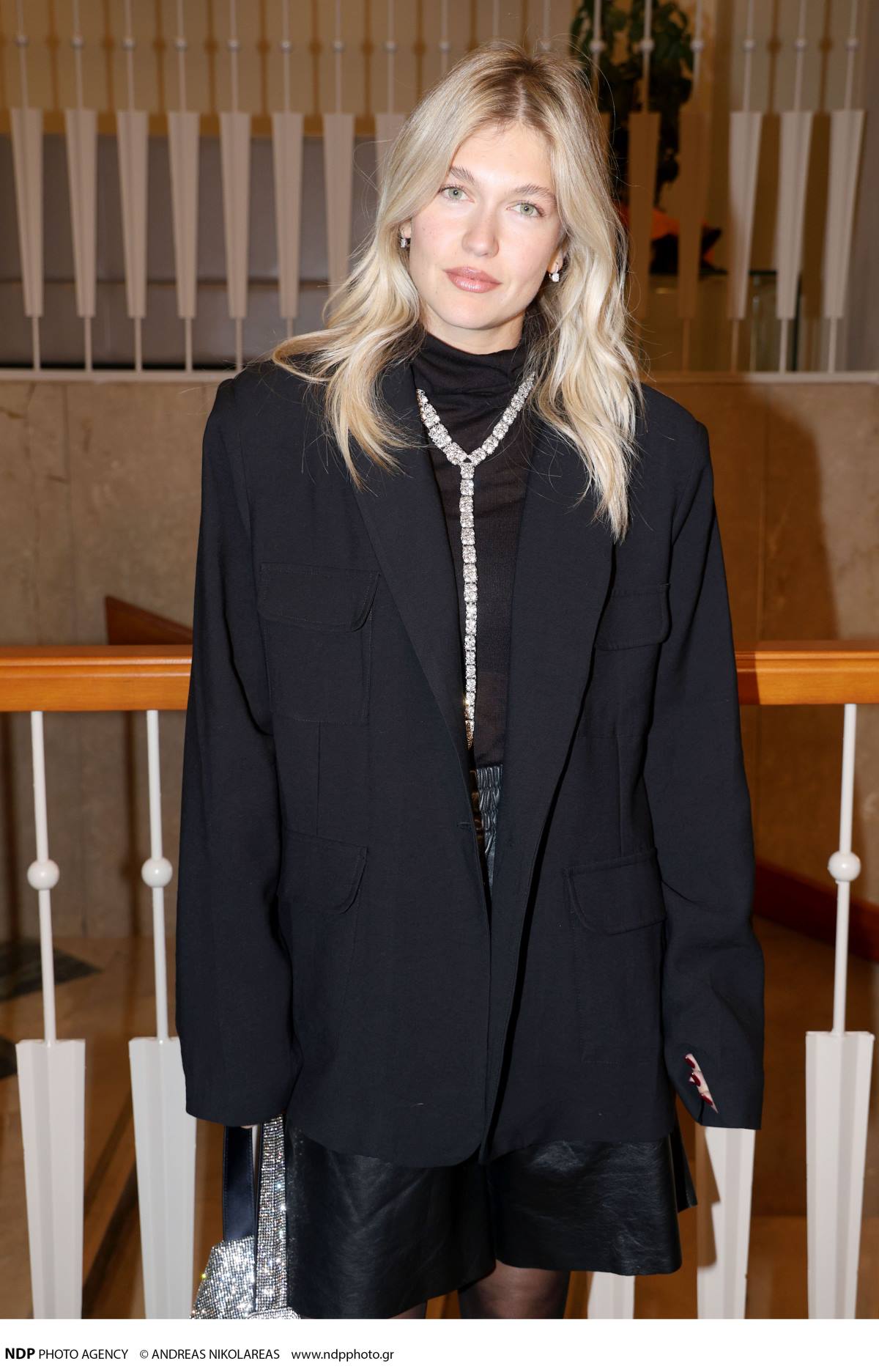 Η Κλέλια Ανδριολάτου με δερμάτινη βερμούδα