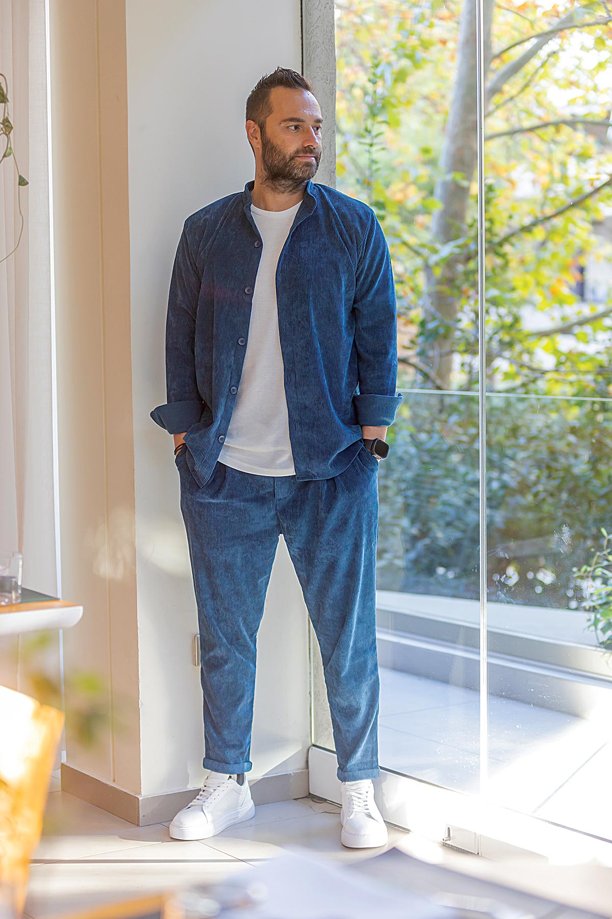 O Κώστας Φραγκολιάς με κοτλέ πουκάμισο και παντελόνι, t-shirt και sneakers