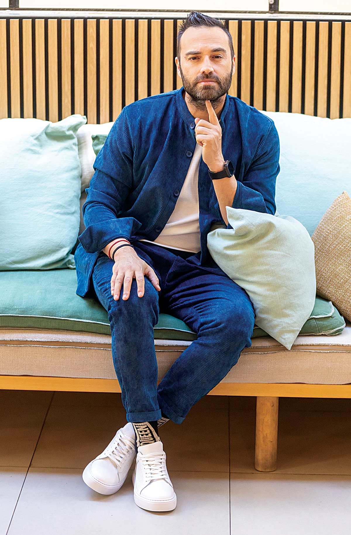 O Κώστας Φραγκολιάς με κοτλέ πουκάμισο και παντελόνι, t-shirt και sneakers