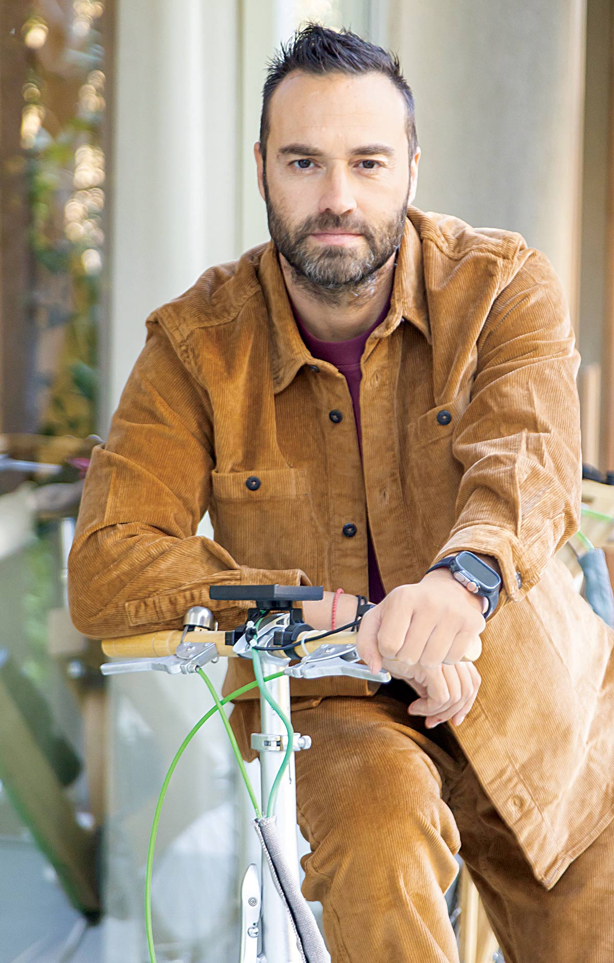 Ο Kώστας Φραγκολιάς με κοτλέ overshirt, παντελόνι, μποτάκια και t-shirt