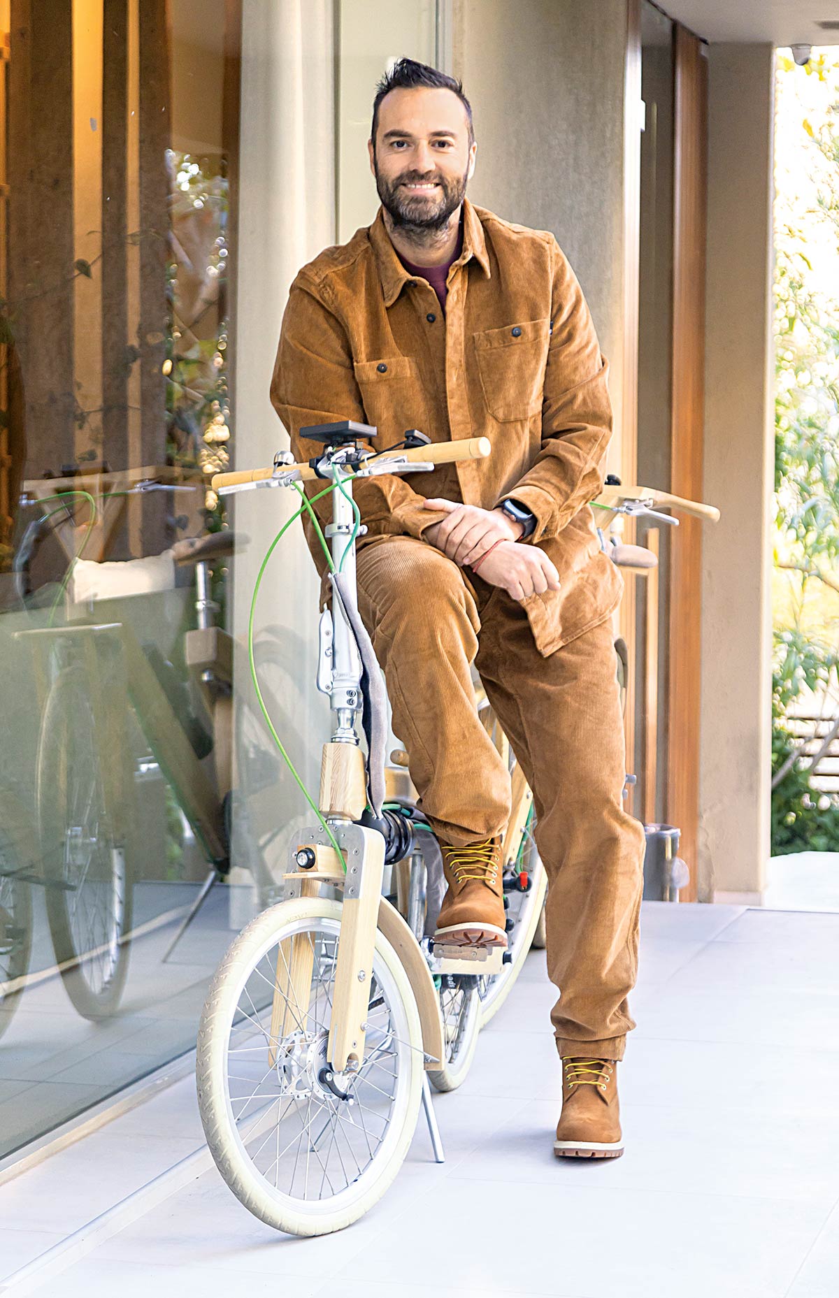 Ο Kώστας Φραγκολιάς με κοτλέ overshirt, παντελόνι, μποτάκια και t-shirt