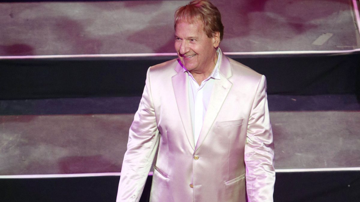 Ο Κώστας Βενετσάνος εξομολογείται: Ο αρραβώνας, η «ιερή» μητέρα και η πορεία στη showbiz