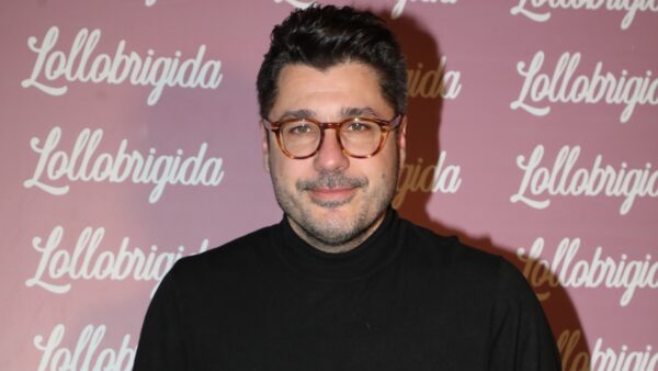 Ο Λάμπρος Κωνσταντάρας σε εστιατόριο