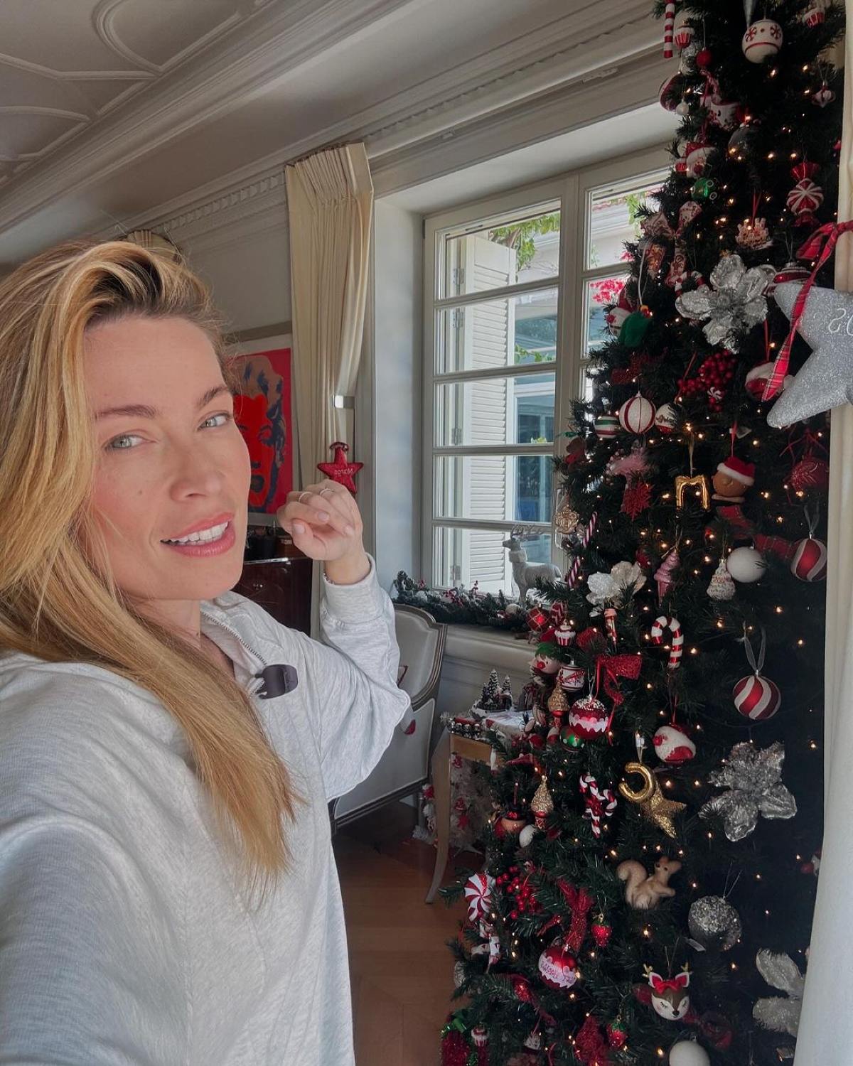 Η Μαριέττα Χρουσαλά με το στολισμένο δέντρο της