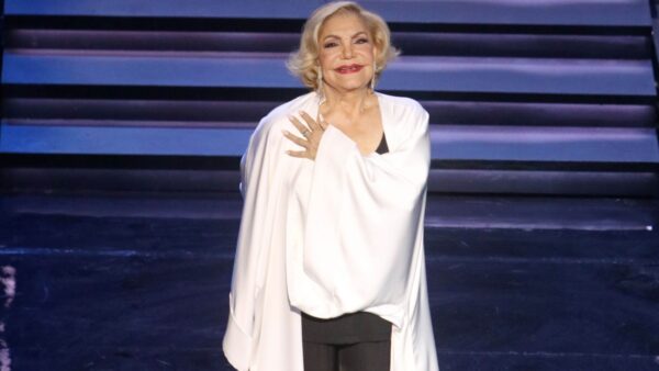 Στην παράσταση «Κράτα με» ο Στέφανος Κασσελάκης με τον Τάιλερ Μακμπέθ!