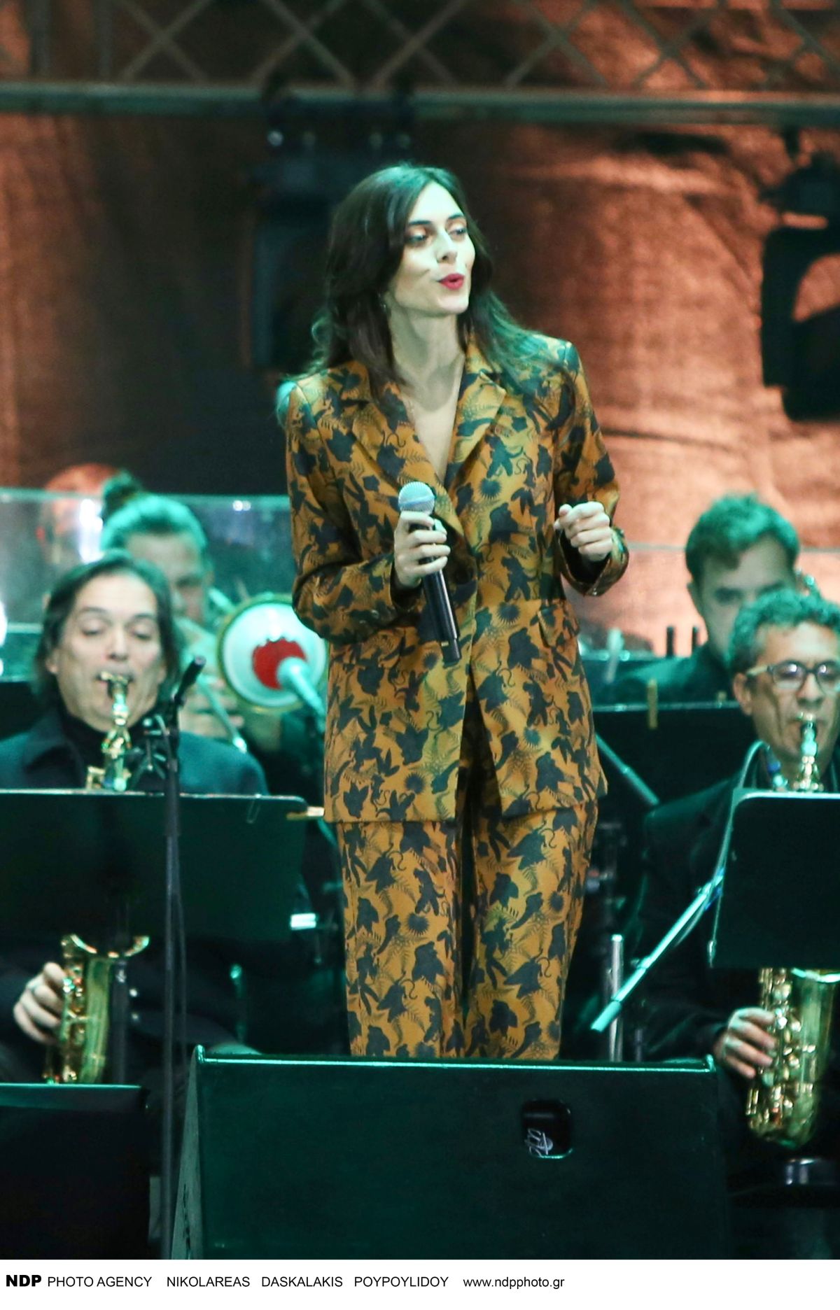 Λάμψη στην Αθήνα: Άναψε το Χριστουγεννιάτικο Δέντρο – Δείτε φωτογραφίες