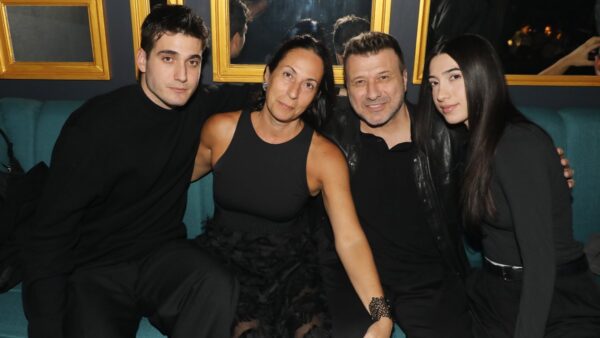 Γιάννης Πλούταρχος – Οικογενειακή έξοδος στην Πέγκυ Ζήνα: Ανέβηκε στη σκηνή με τα παιδιά του