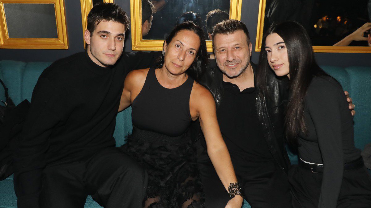 Γιάννης Πλούταρχος – Οικογενειακή έξοδος στην Πέγκυ Ζήνα: Ανέβηκε στη σκηνή με τα παιδιά του