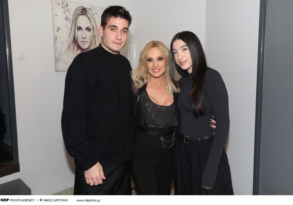 Τα παιδιά του Πλούταρχου μαζί με την Πέγκυ Ζήνα