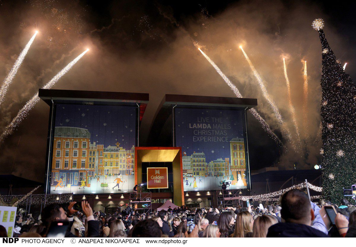 Το άναμμα του δέντρου στο Golden Hall