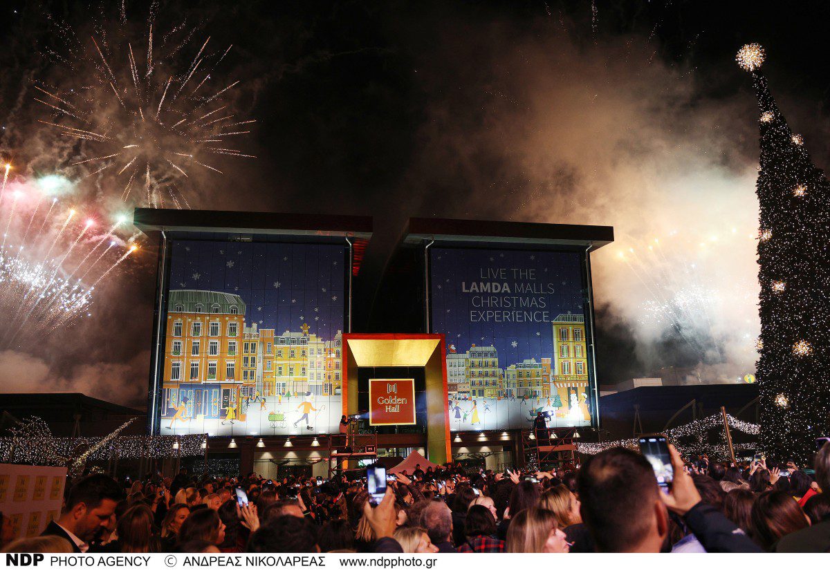 Το άναμμα του δέντρου στο Golden Hall