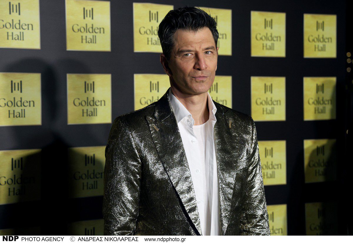 Ο Σάκης Ρουβάς στο άναμμα του δέντρου