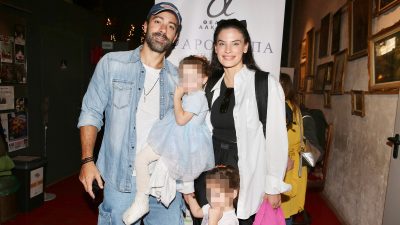 Σάκης Τανιμανίδης & Χριστίνα Μπόμπα: Με τις δίδυμες στο θέατρο – Στα χέρια τους η Φιλίππα