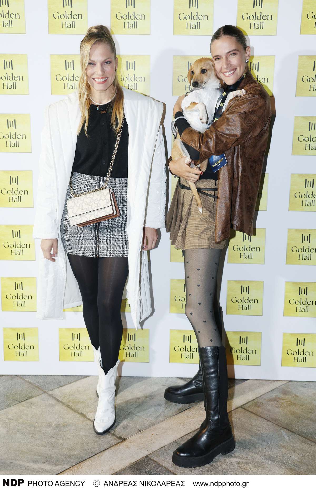 Η Σάρα Εσκενάζη και η Βιργινία Δικαιούλια στο άναμμα του δέντρου