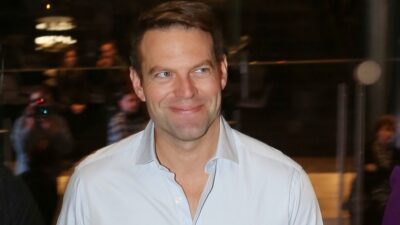 Στην παράσταση «Κράτα με» ο Στέφανος Κασσελάκης με τον Τάιλερ Μακμπέθ!