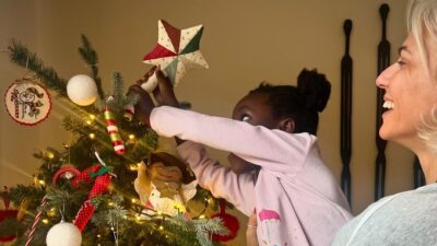 Χριστίνα Κοντοβά: Στόλισε το Χριστουγεννιάτικο δέντρο παρέα με τη μικρή Έιντα