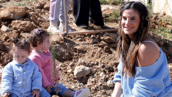 Χριστίνα Μπόμπα: Στολίζει το δέντρο στα πεθερικά της με τις δίδυμες κόρες της