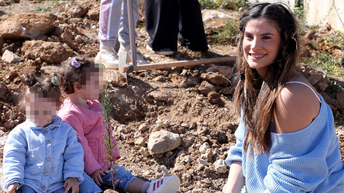 Χριστίνα Μπόμπα: Στολίζει το δέντρο στα πεθερικά της με τις δίδυμες κόρες της