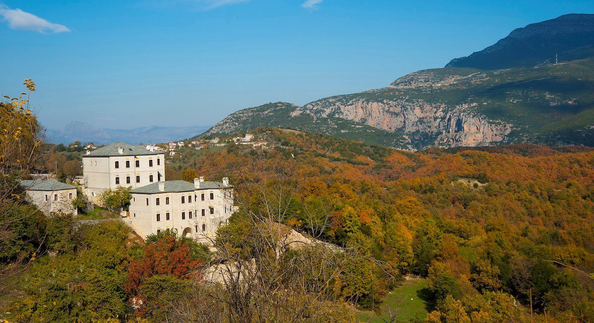 Aberratio Boutique Hotel με θέα στο δάσος και το χωριό της Αρίστης