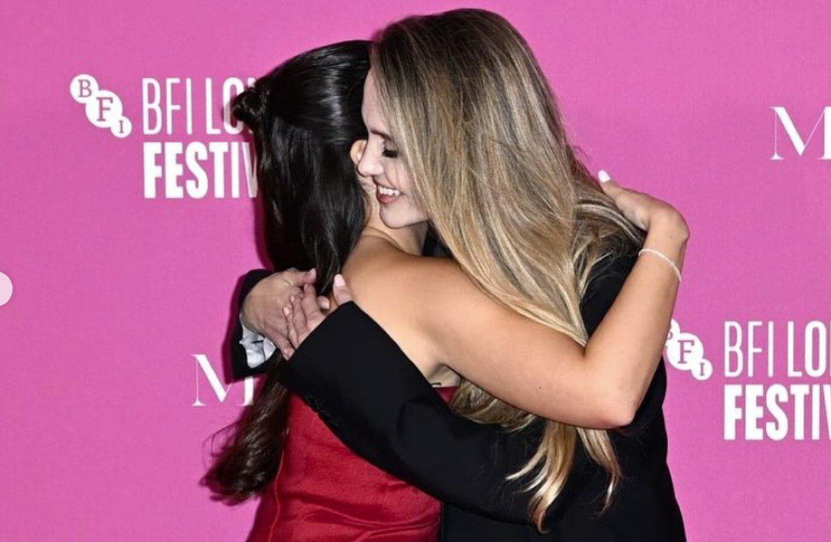 Η Αγγελίνα Παπαδοπούλου αγκαλιά με την Αντζελίνα Τζολί