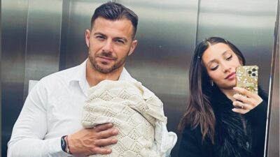 Ο Γιωργος Αγγελοπουλος και η Δημητρα Βαμβακουση με τη κορη τους στο ασανσερ