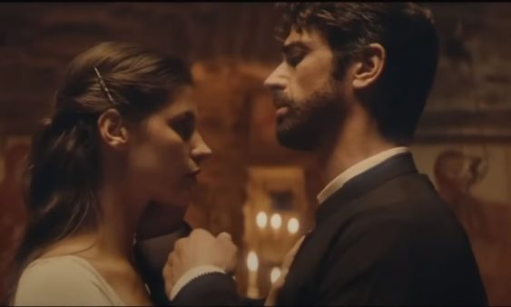 Η Χλόη και ο πατέρας Νικόλαος από τον Άγιο Έρωτα