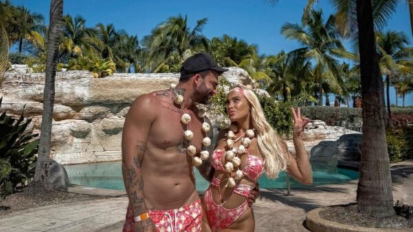 Η Ιωάννα Τούνη και ο Δημήτρης Αλεξάνδρου με μαγιό και σκόρδα γύρω από τον λαιμό σε ξενοδοχείο στις Μπαχάμες