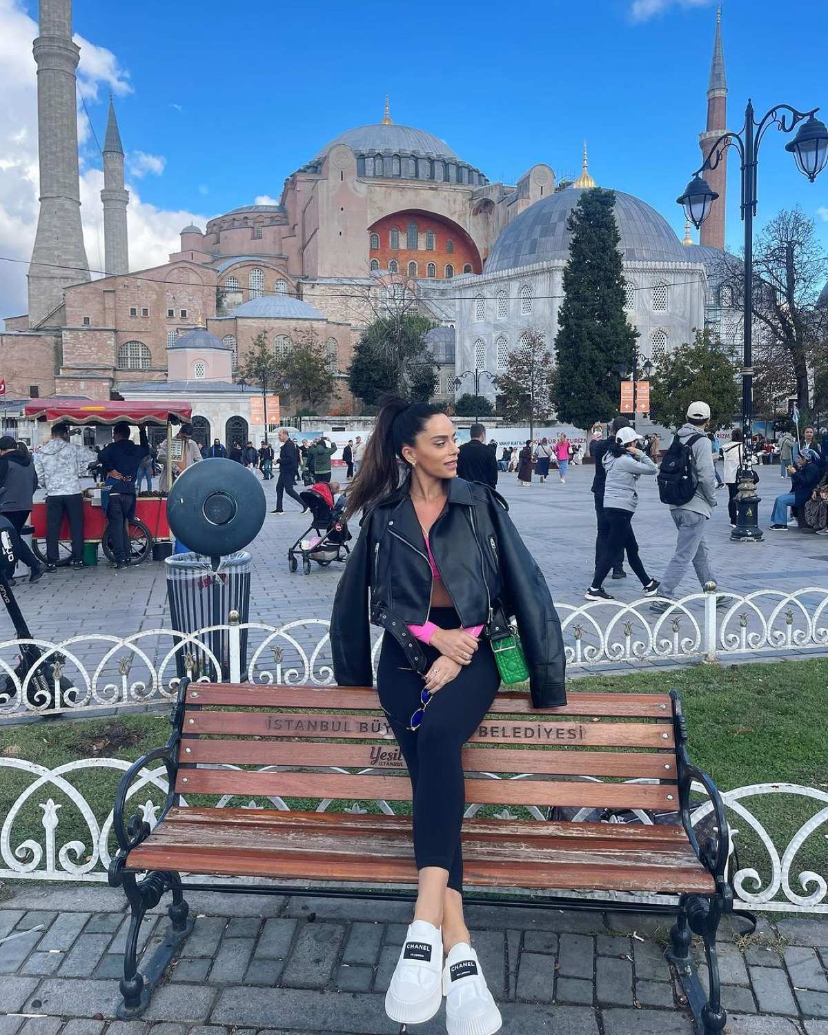 Η Μαρία Αντωνά μπροστά από την Αγία Σοφία