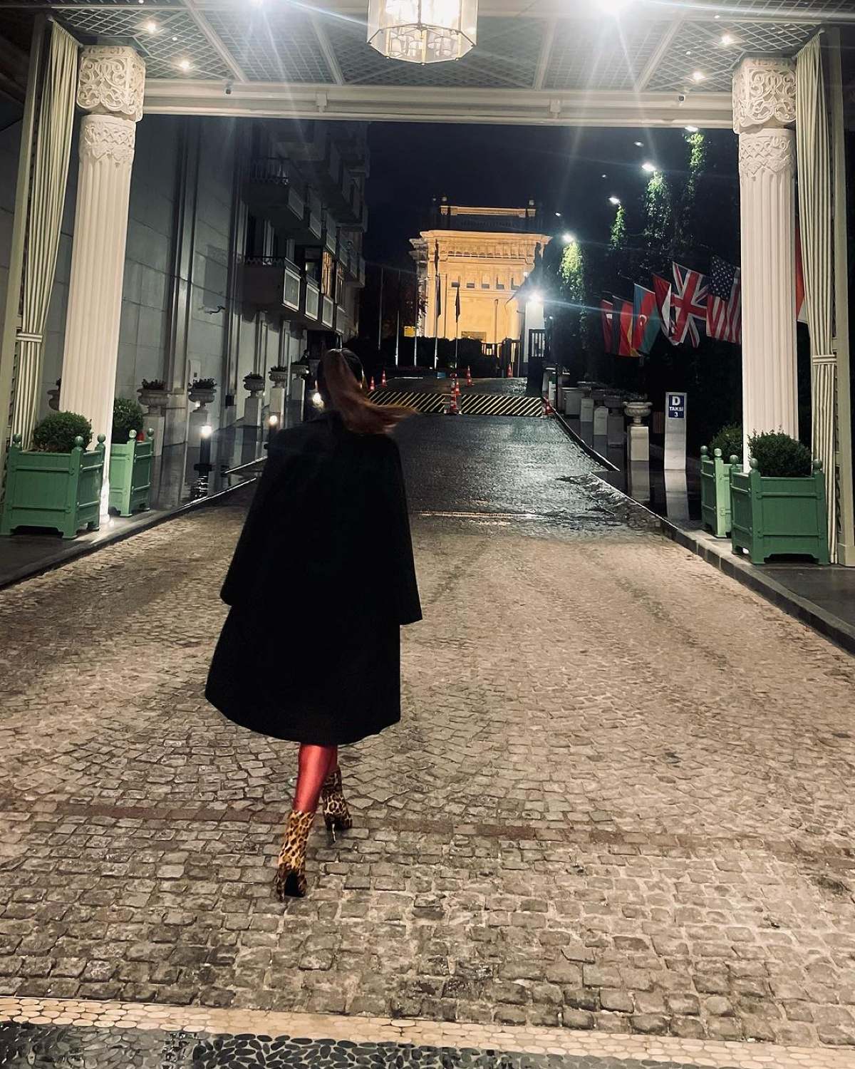 Η Μαρία Αντωνά στα μαύρα σε βραδινή έξοδο στην Κωνσταντινούπολη