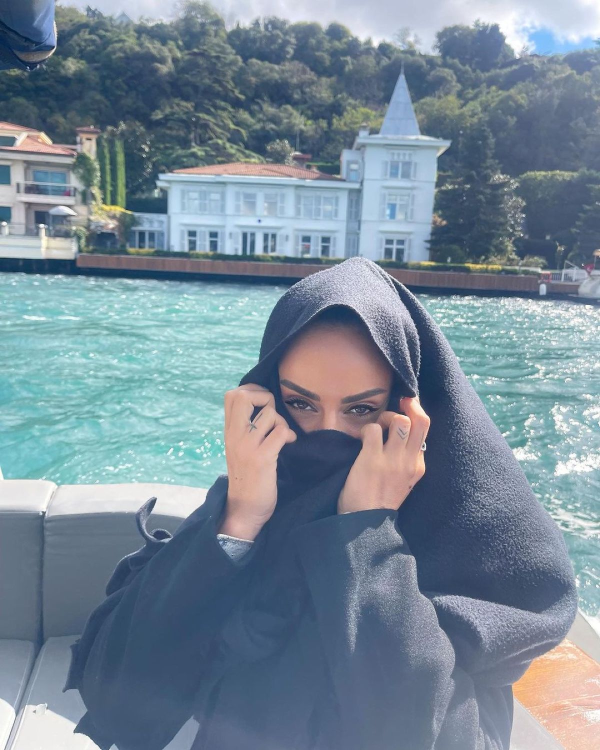 Η Μαρία Αντωνά με μαντήλα στον Βόσπορο