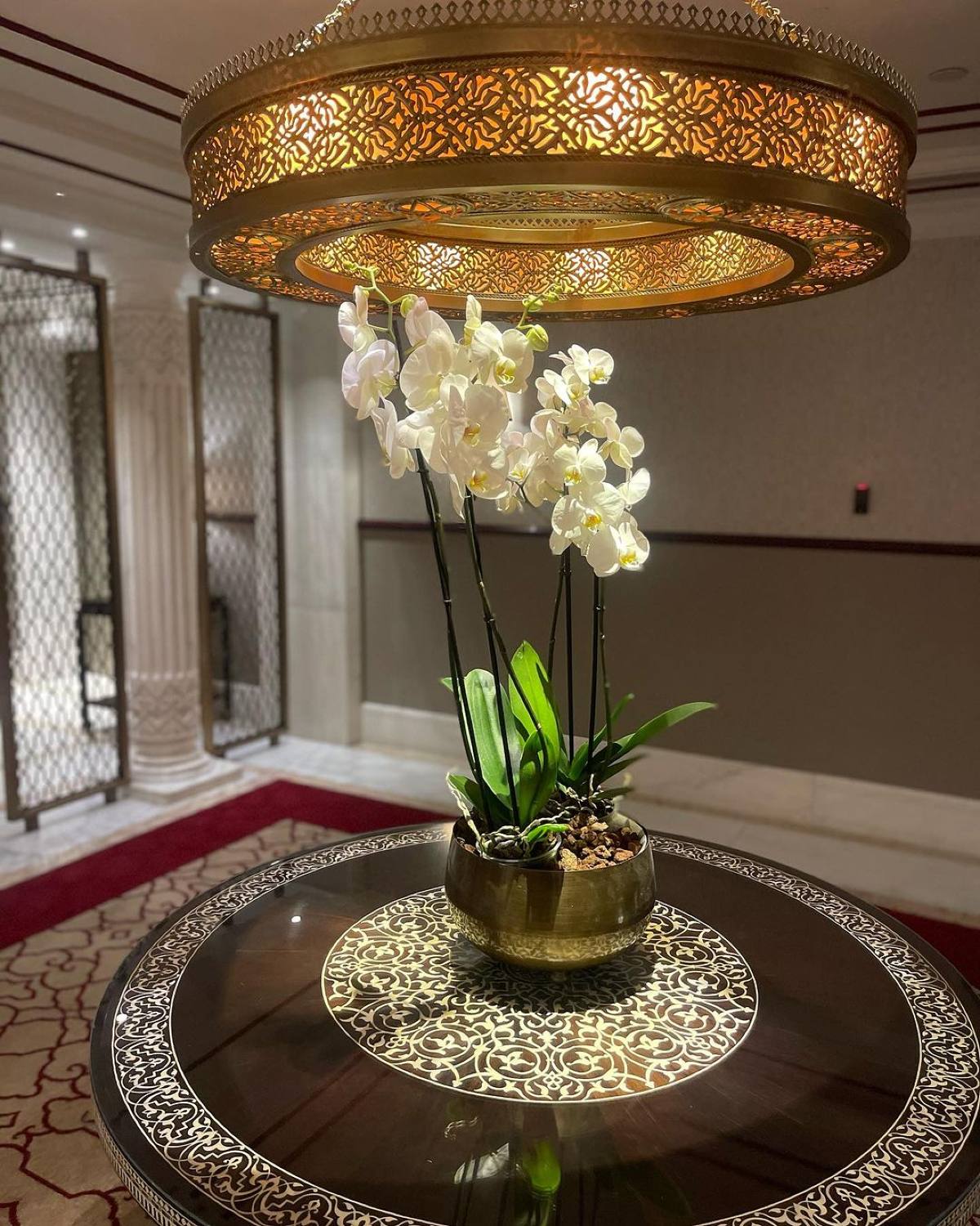 Διάδρομος ξενοδοχείου με λευκά λουλούδια στη μέση