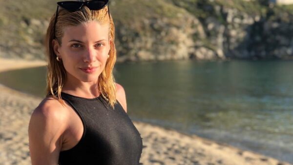 Η Ευαγγελία Αραβανή με μαύρο ολόσωμο μαγιό στην παραλία