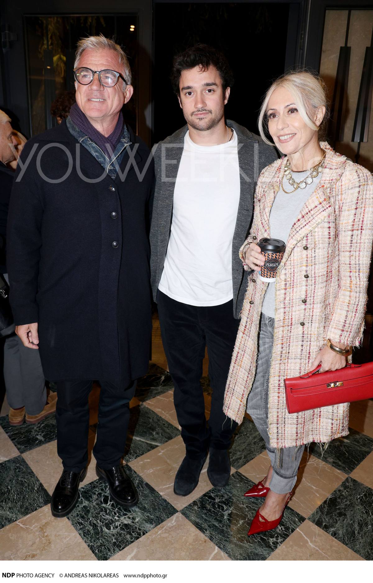 Ο Αργυρόπουλος και η Μπακοδήμου μαζί με τον μικρό τους γιο στο θέατρο