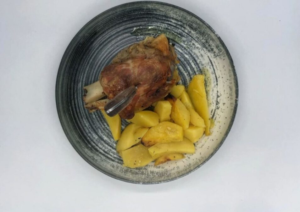 Πιάτο με κρέας στην Ταβέρνα Καλύβα Παλαιός Άγιος Αθανάσιος