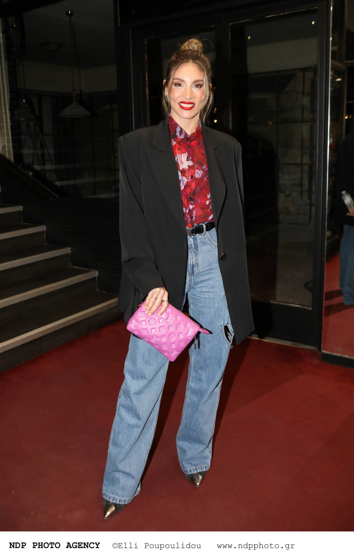 Η Αθηνά Οικονομάκου σε βραδινή έξοδο με τσαντάκι Louis Vuitton