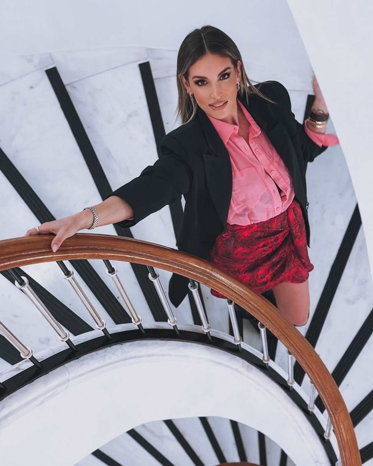 Η Αθηνά Οικονομάκου με εμπριμέ φούστα και μαύρο σακάκι