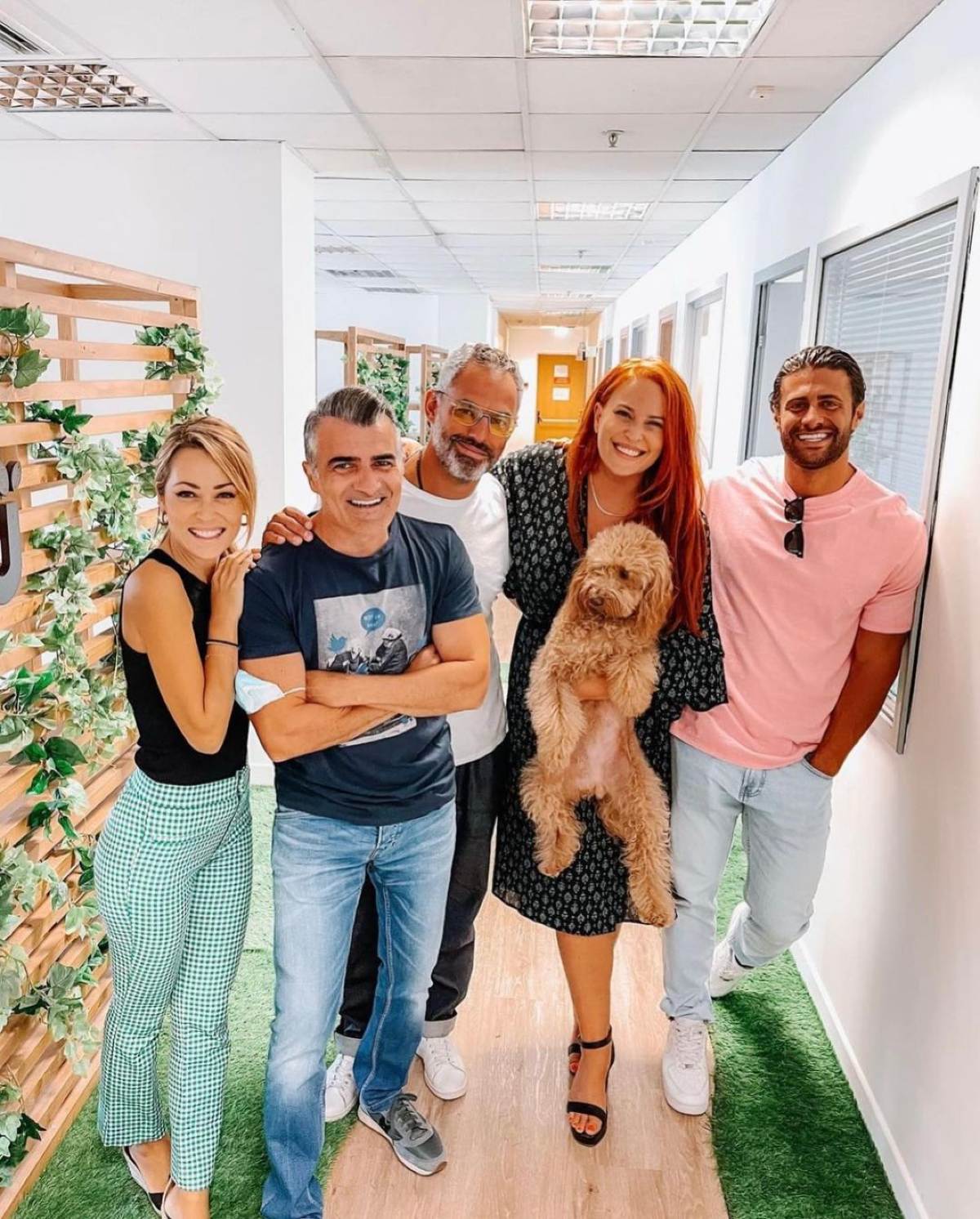 Ο Βασάλος με την ομάδα της εκπομπής Χαμογέλα και Πάλι