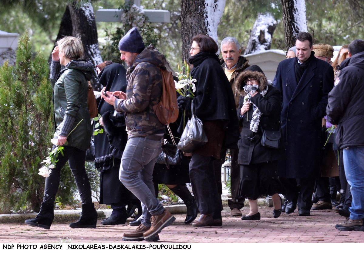 Η Βέφα Αλεξιάδου στην κηδεία της Άντζελας