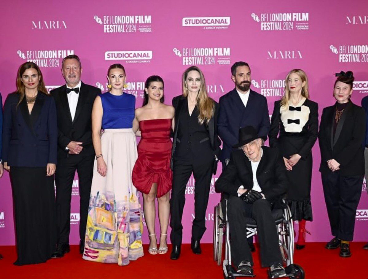 Οι ηθοποιοί που πρωταγωνιστούν στη ταινία για την μαρία κάλλας σε ομαδική φωτογραφία