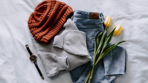 ρούχα πάνω στο κρεβάτιμε λουλούδια
